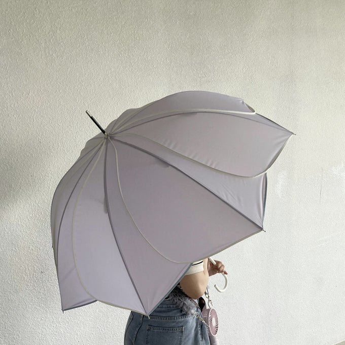 一本あれば安心。日傘と雨傘の二役こなす花びらのような可愛いデザイン傘