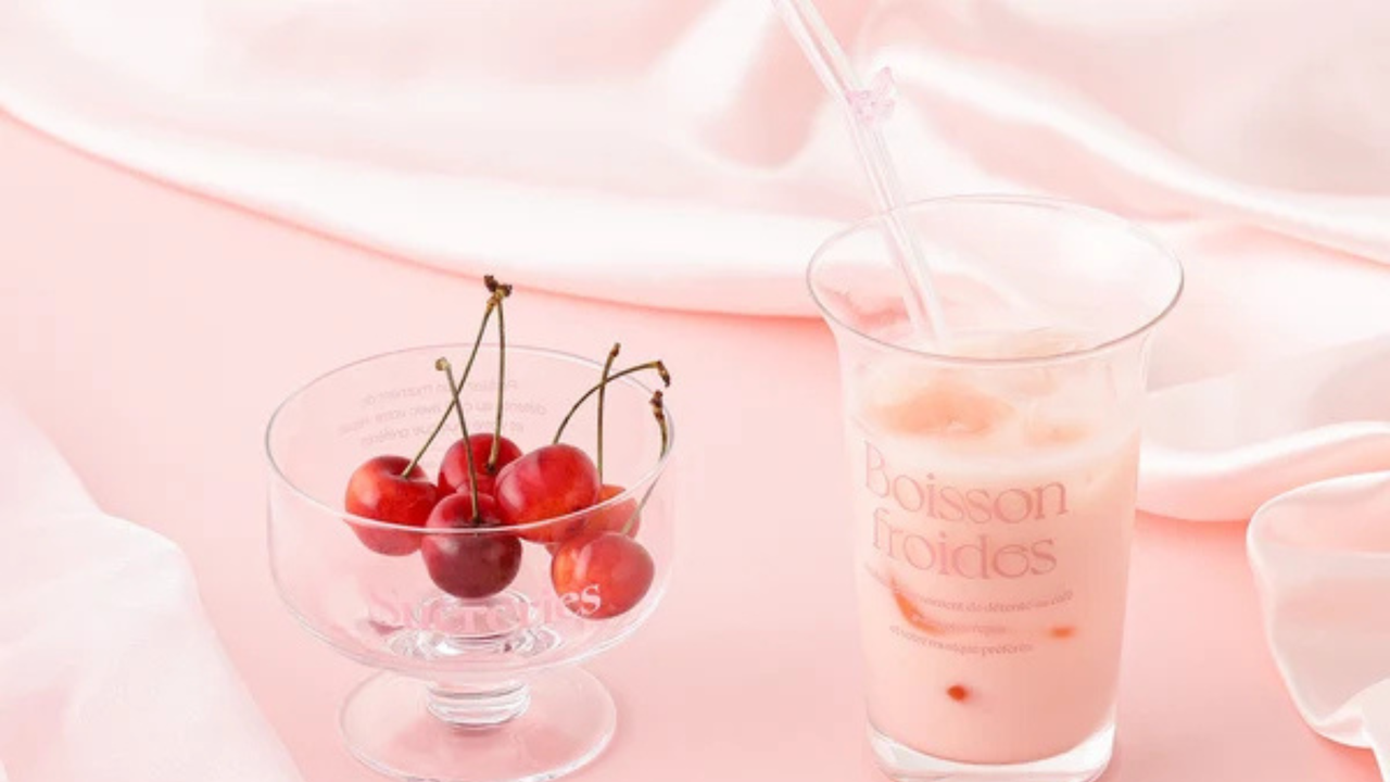 人気のチョウチョモチーフがかわいい、ストロー付きガラスタンブラーに新色が登場。お気に入りのドリンクを入れて、おうちカフェをかいわいく演出します。