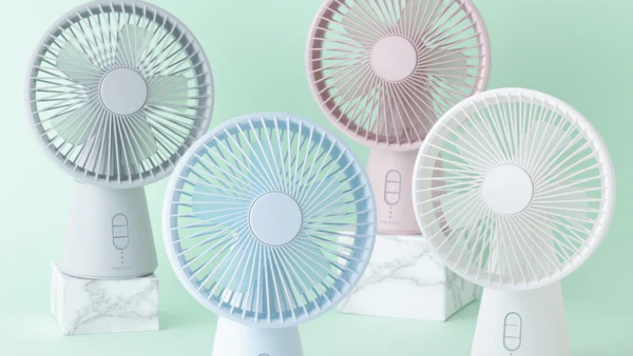 梅雨時期の部屋干し対策にもおすすめの、サーキュレーター機能付きアロマデスクファン。充電式なので、デスクやリビングなど、使いたい場所へ手軽に持ち運べます。